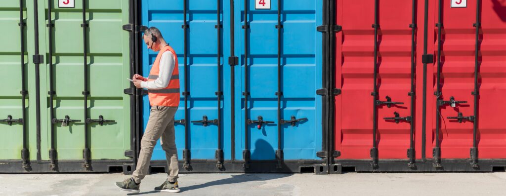 Homem conferindo containers