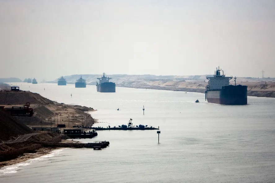 navios cargueiros no canal de suez bloomberg